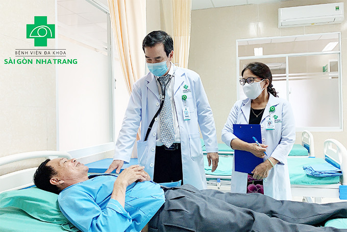 Bác sĩ Chuyên khoa II Nguyễn Thành Hưng - Cố vấn cấp cao  của bệnh viện thăm khám điều trị cho người bệnh. 