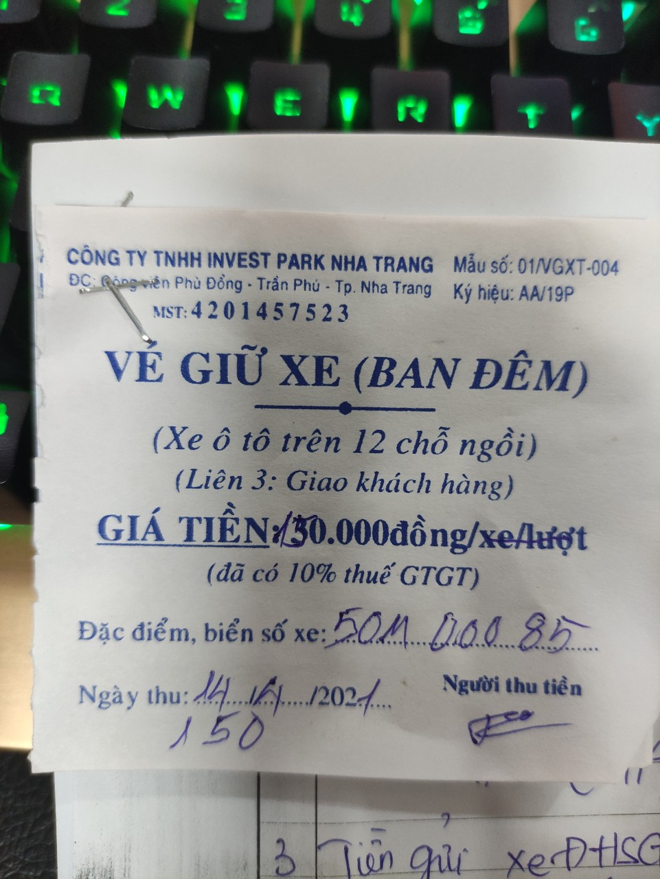 Vé xe mà khách sạn đưa lên mạng để phản ánh bãi giữ xe ở Công viên Phù Đổng (Nha Trang) thu phí giữ xe quá cao