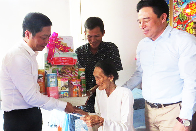 Đồng chí Trần Tuấn Anh và đồng chí Nguyễn Khắc Toàn thăm, tặng quà cho Bà mẹ Việt Nam anh hùng Lê Thị Dóc.