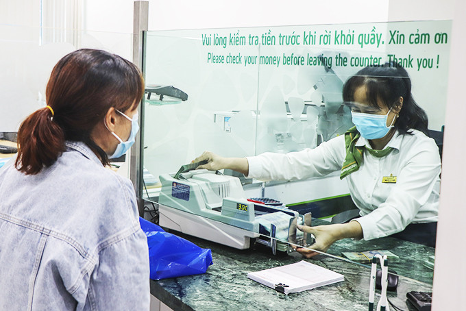Khách hàng giao dịch tại Vietcombank chi nhánh Khánh Hòa. (Ảnh minh họa)