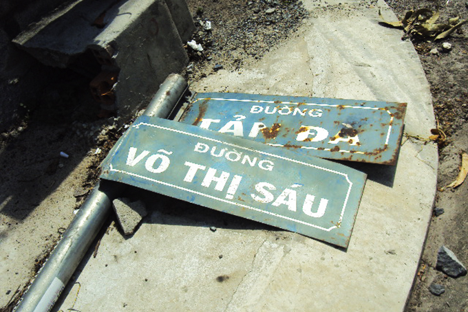 Cần chỉnh trang biển tên đường