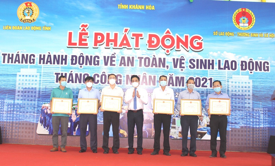 Ông Nguyễn Khắc Toàn trao bằng khen của của UBND tỉnh cho các tập thể, cá nhân xuất sắc.