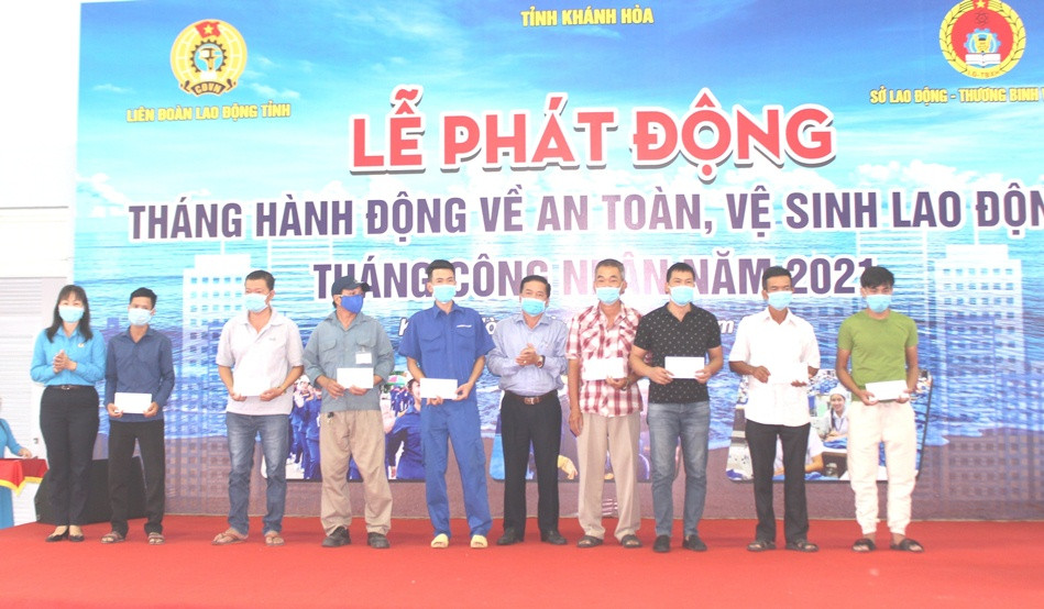 Đại diện Liên đoàn Lao động tỉnh Khánh Hòa trao hỗ trợ cho những công nhân bị tai nạn lao động, bệnh nghề nghiệp.