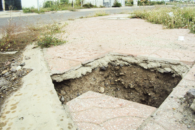 Hố trên vỉa hè