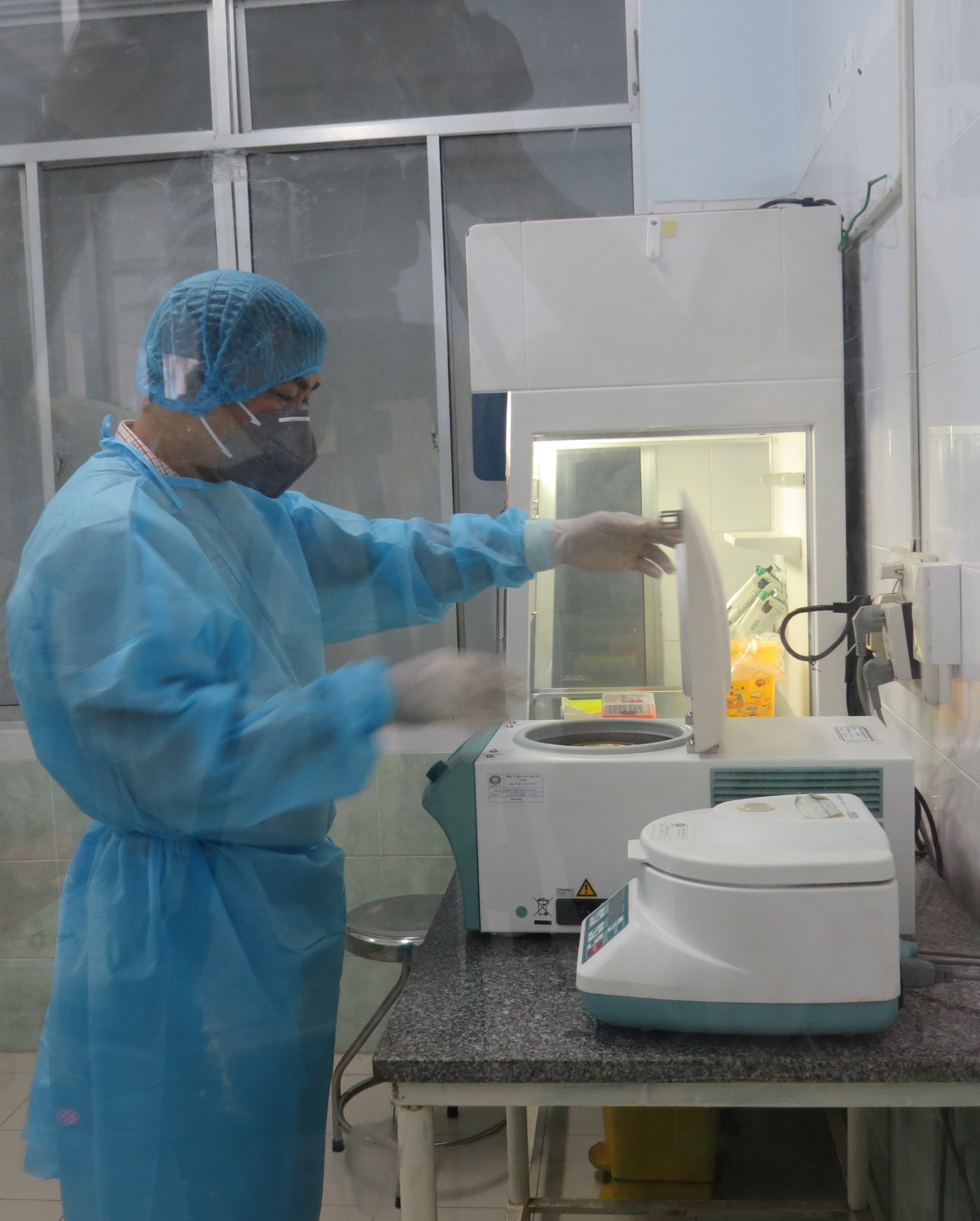 Thực hiện xét nghiệm Sars- CoV-2 tại Trung tâm Kiểm soát bệnh tật tỉnh Khánh Hoà