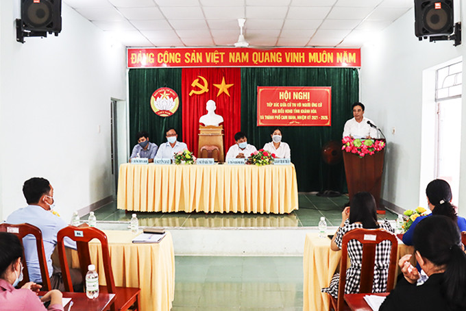 Ông Nguyễn Khắc Toàn trình bày chương trình hành động  trước cử tri xã Cam Lập.