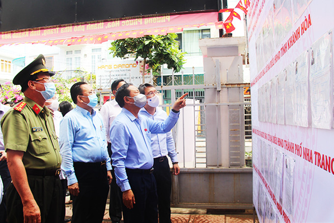Đoàn giám sát, kiểm tra việc niêm yết danh sách cử tri tại khu vực bầu cử số 4 -  phường Phước Hòa (TP. Nha Trang).