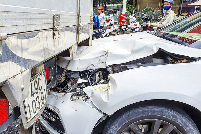 Tông vào đuôi xe tải, xe 4 chỗ hỏng nặng