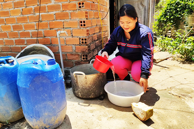 Nước từ hệ thống nước tự chảy không còn nhiều, người dân một số khu vực  của xã Giang Ly sử dụng nguồn nước từ sông, suối.
