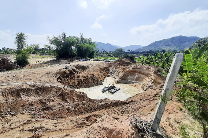 Khu vực suối Dầu (thôn Tân Xương 2)  bị đào bới nham nhở.