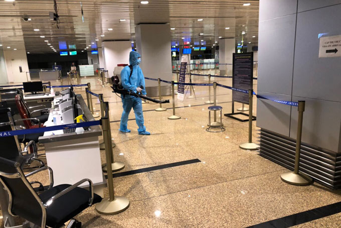Phun khử khuẩn tại sân bay quốc tế Cam Ranh