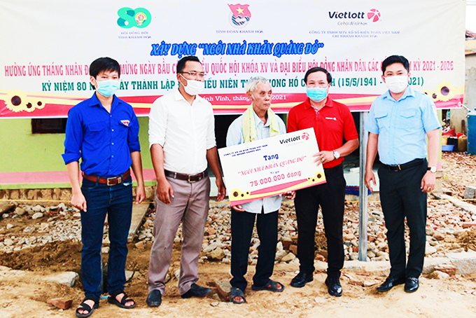 Hỗ trợ 75 triệu đồng xây Ngôi nhà khăn quàng đỏ ở Khánh Vĩnh