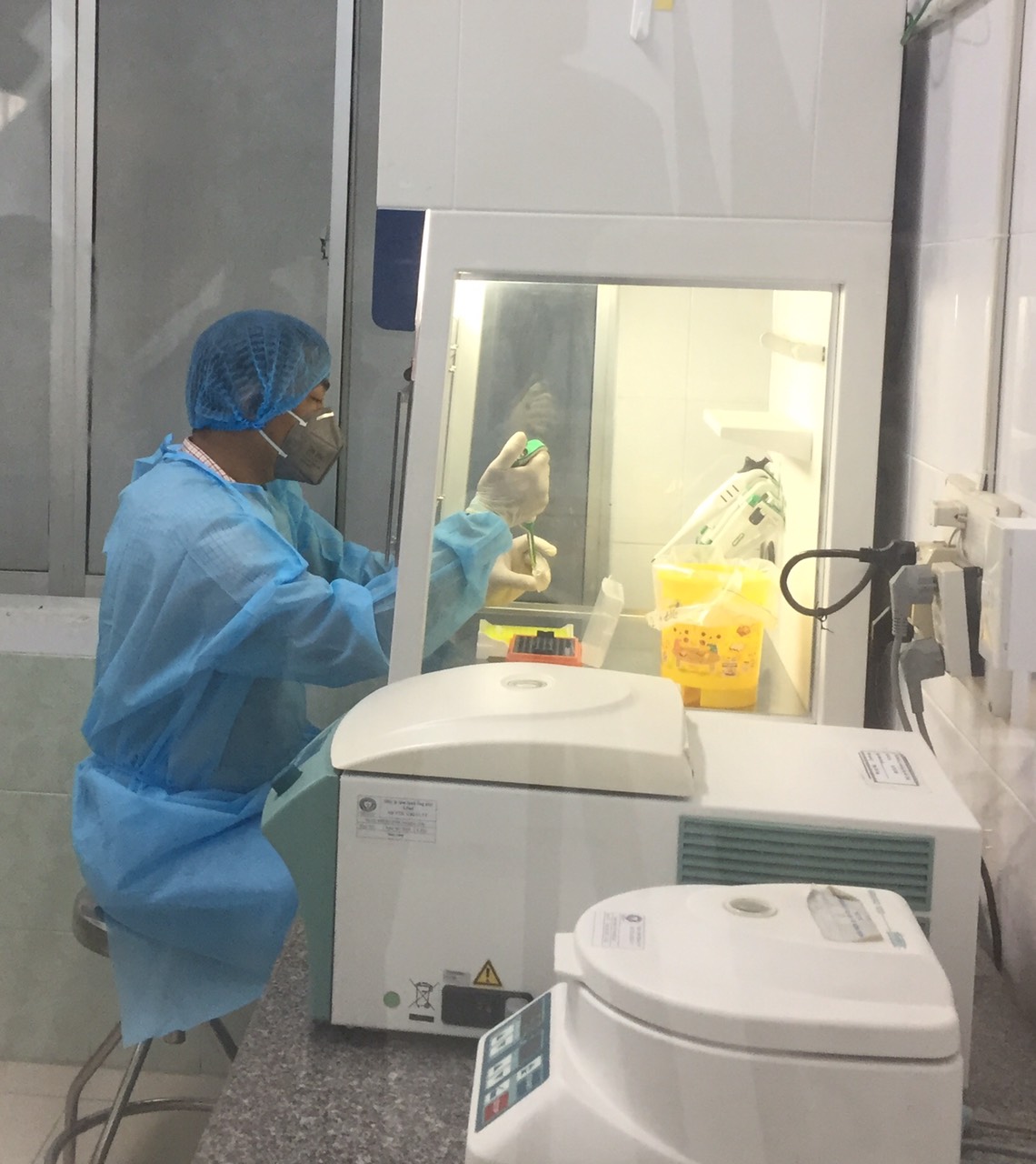 Xét nghiệm các mẫu bệnh phẩm nghi ngờ Covid-19 tại Trung tâm Kiểm soát bệnh tật tỉnh Khánh Hoà