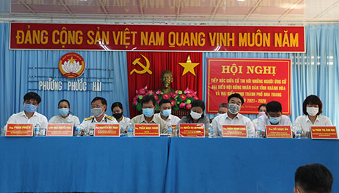 Các ứng cử viên tiếp xúc cử tri phường Phước Hải.