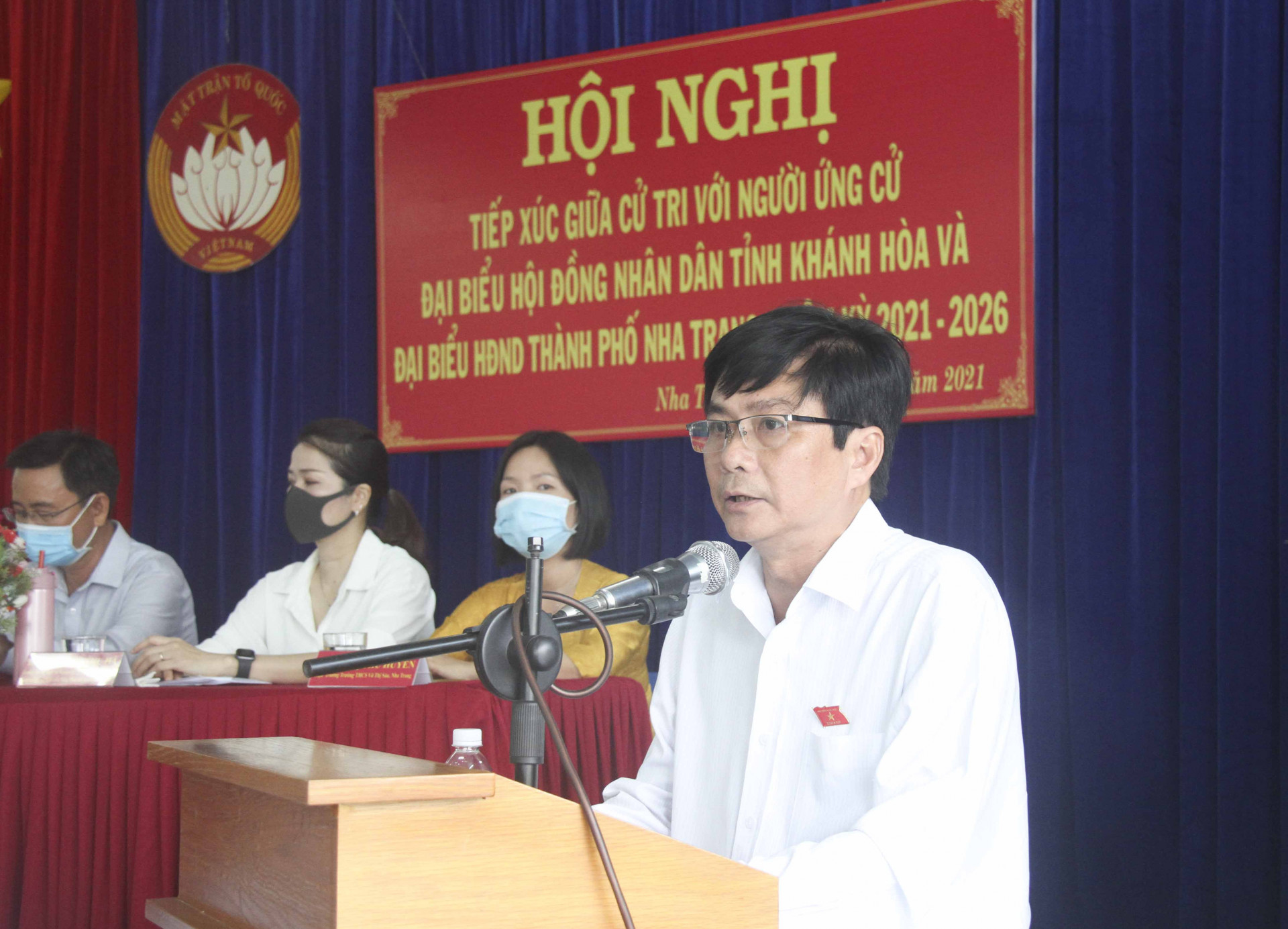 Ông Lữ Thanh Hải trình bày chương trình hành động ứng cử đại biểu HĐND tỉnh nhiệm kỳ 2021-2026 trước cử tri phường Vĩnh Hải, TP. Nha Trang