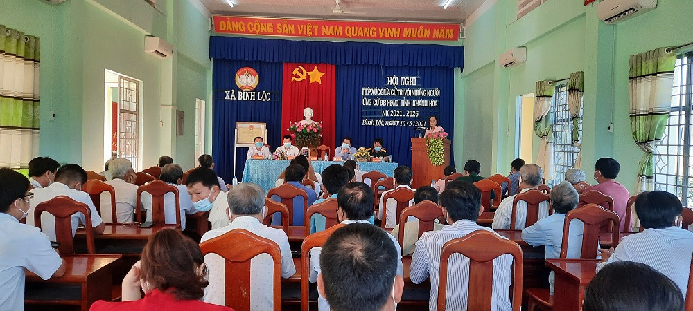 Quang cảnh tiếp xúc cử tri tại xã Bình Lộc
