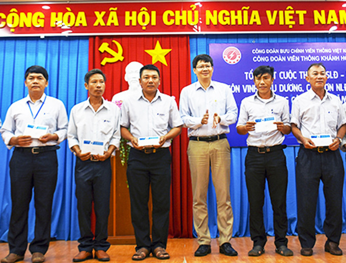 Ông Thái Trần Vũ - Chủ tịch Công đoàn Viễn thông Khánh Hòa tặng quà cho các đoàn viên có hoàn cảnh khó khăn.