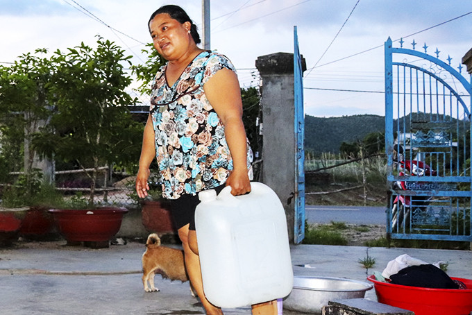 Bà Nguyễn Thị Hồng Anh (xóm Phú Thọ)  quanh năm đều phải  đi mua  nước sạch.