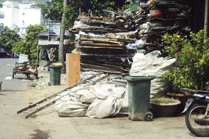 Phế liệu chiếm vỉa hè, lòng đường
