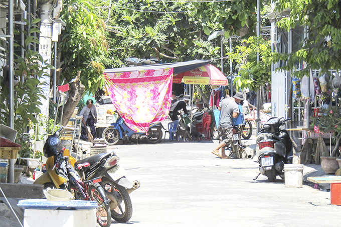 Hàng quán giữa đường