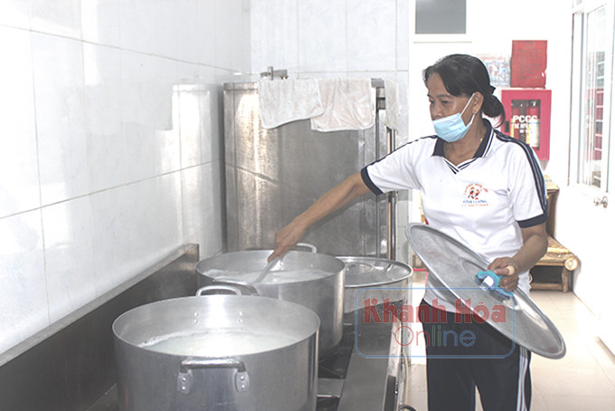 Nhân viên cấp dưỡng Trường Mầm non Vĩnh Lương chuẩn bị đồ ăn sáng cho học sinh.