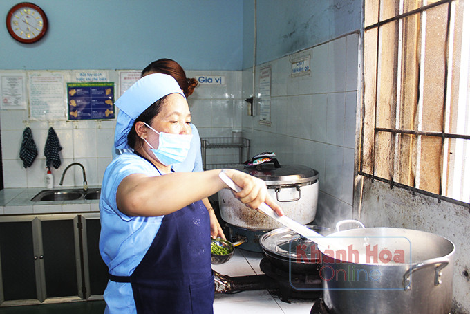 Nhân viên cấp dưỡng Trường Mầm non Ninh Hưng chuẩn bị bữa ăn xế cho học sinh.
