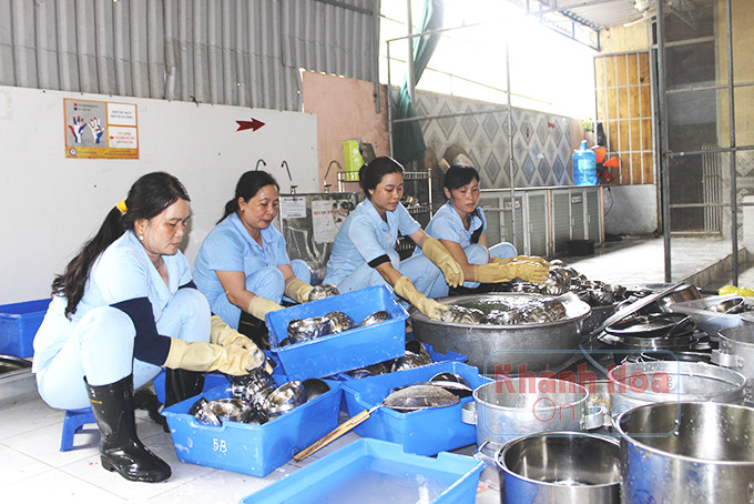 Nhân viên cấp dưỡng Trường Mầm non Ninh Hưng rửa chén bát, đồ dùng  sau giờ học sinh ăn trưa. 