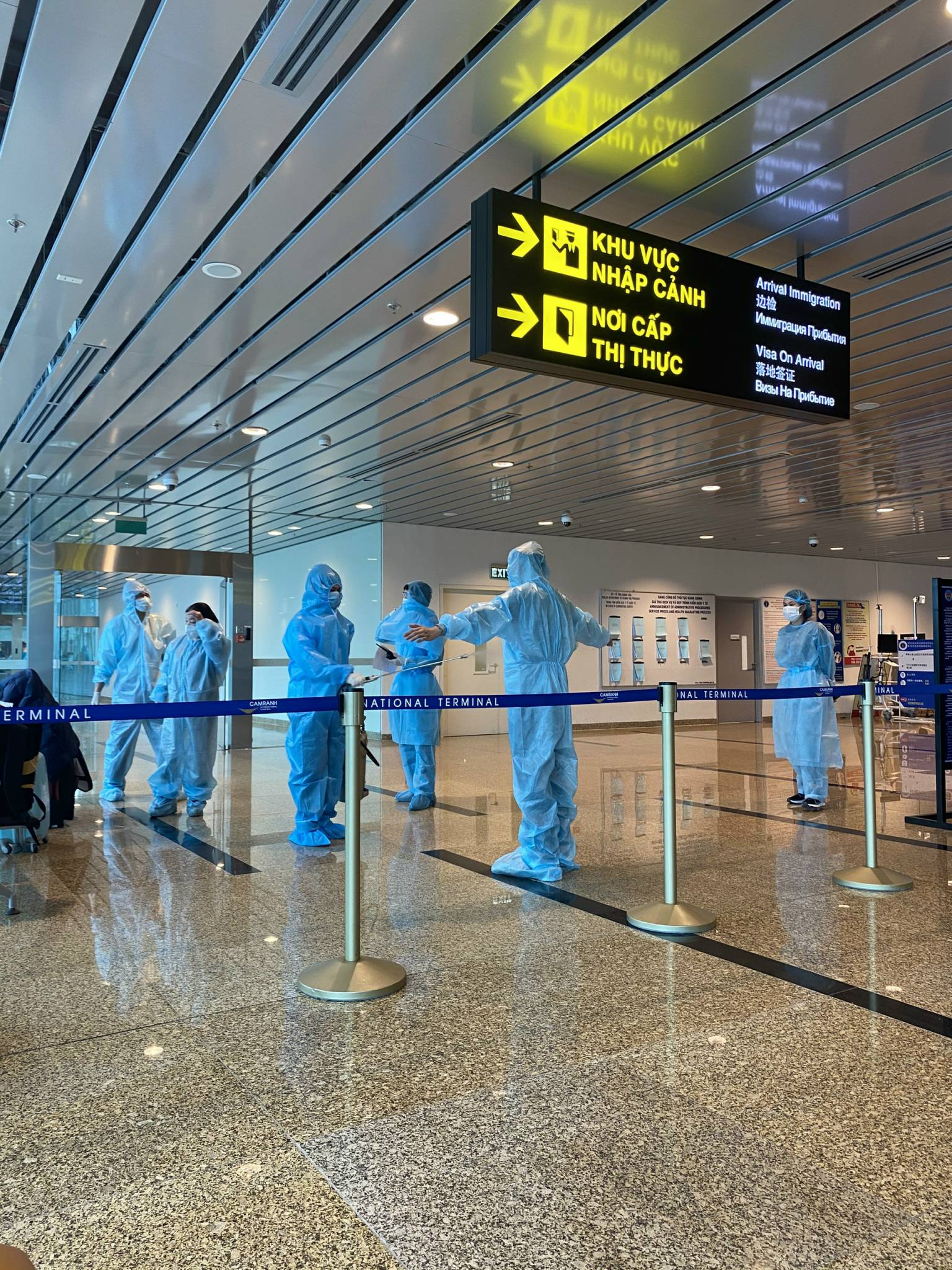Lực lượng nhân viên Trung tâm Kiểm dịch y tế quốc tế tỉnh chuẩn bị đón công dân nhập cảnh tại Sân bay quốc tế Cam Ranh