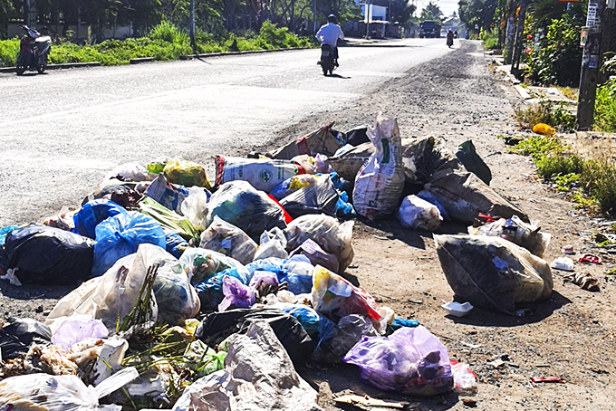 Bãi rác chiếm lòng đường