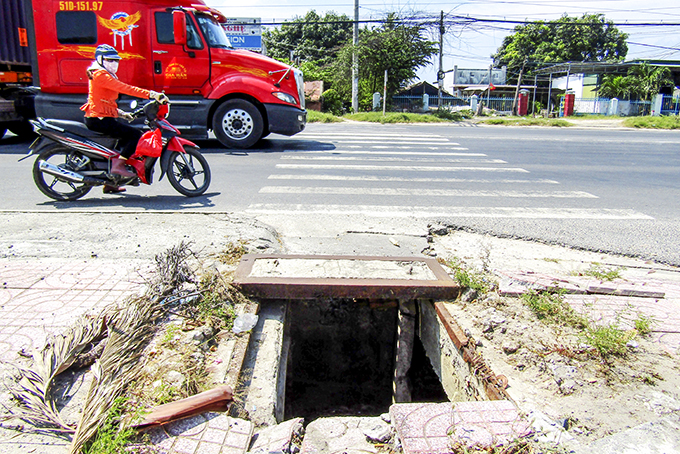 Hố nằm trên lối đi bộ qua đường