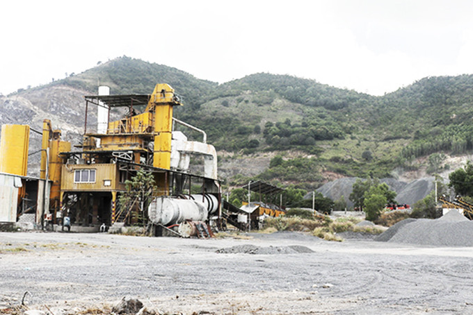 Trạm trộn bê tông tại khu vực mỏ đá Hòn Ngang, xã Diên Lâm, huyện Diên Khánh.