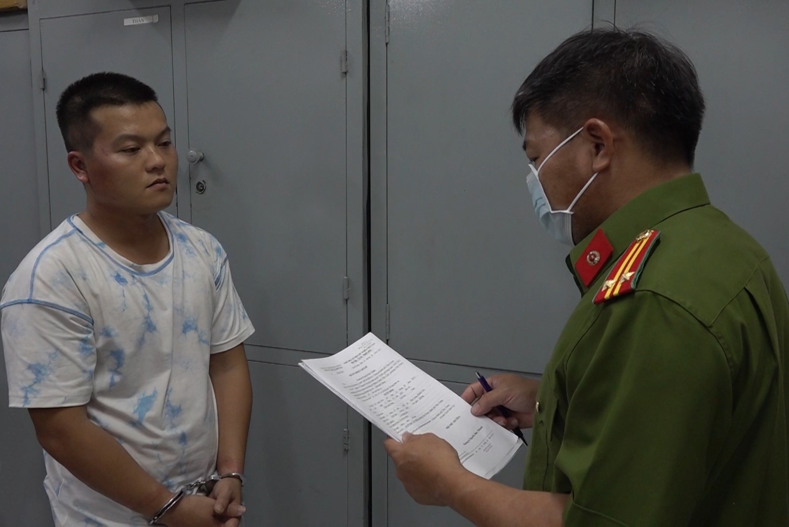 VIDEO Bắt đối tượng tàng trữ trái phép chất ma túy