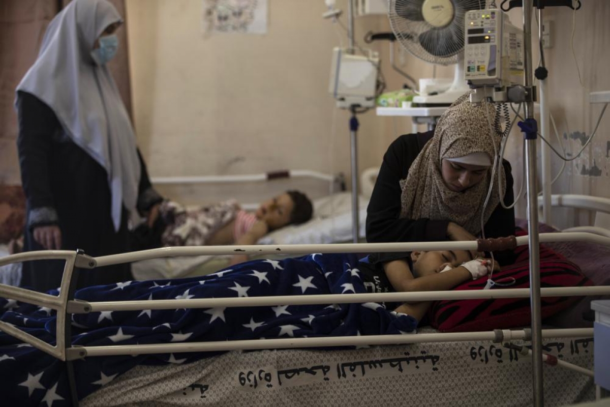 Bệnh nhân điều trị vết thương do cuộc không kích của Israel hôm 10/5 tại bệnh viện Shifa ở thành phố Gaza. Ảnh: AP 