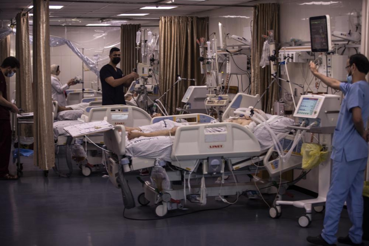 Các bệnh nhân Palestine được điều trị tại Đơn vị Chăm sóc Đặc biệt ở bệnh viện Shifa, thành phố Gaza. Ảnh: AP