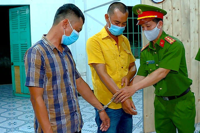 VIDEO: Bắt nhóm đối tượng chặt phá gần 100 cây xoài ở Cam Lâm