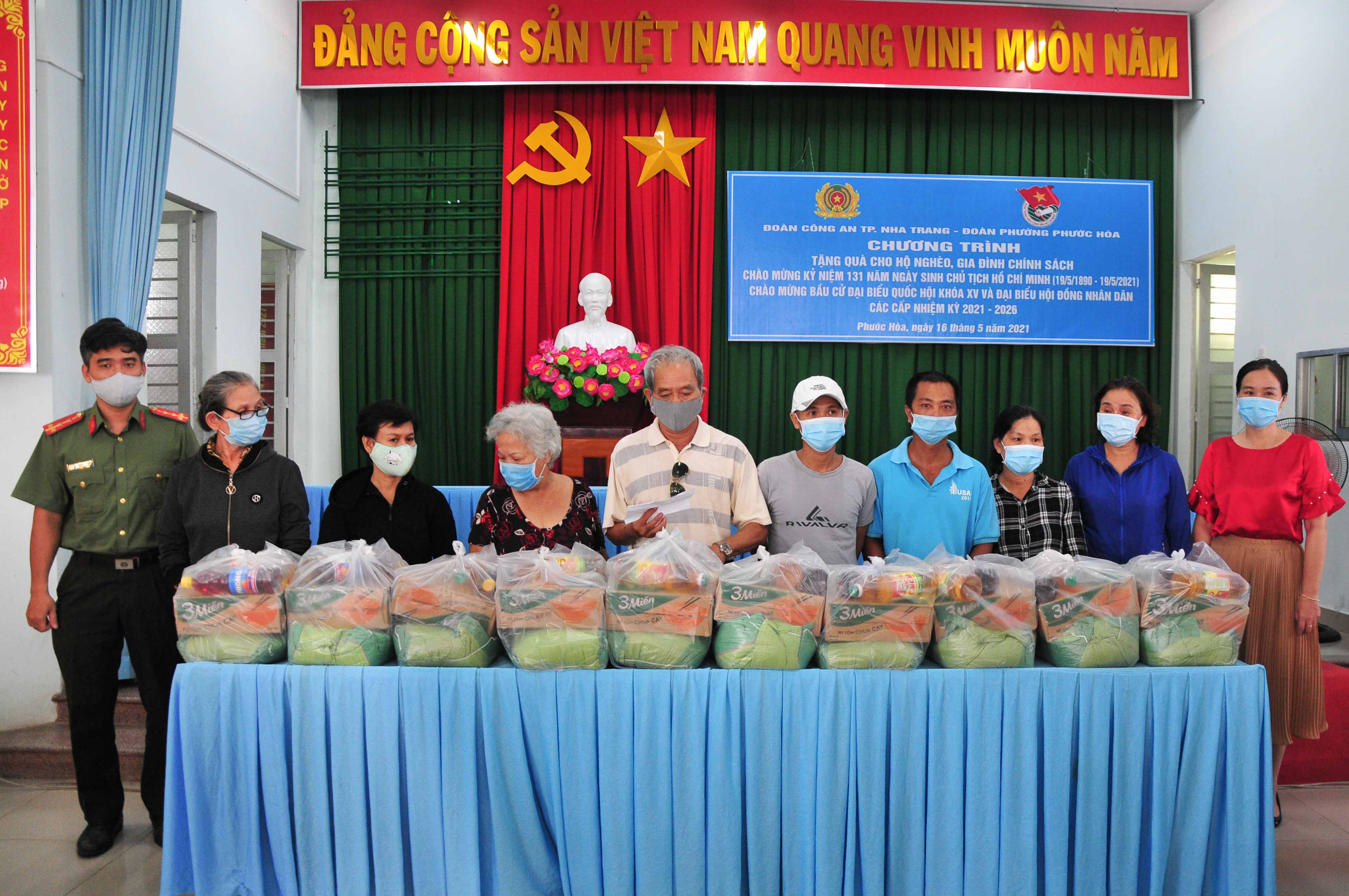 Trao 33 phần quà cho các gia đình chính sách, khó khăn phường Phước Hòa