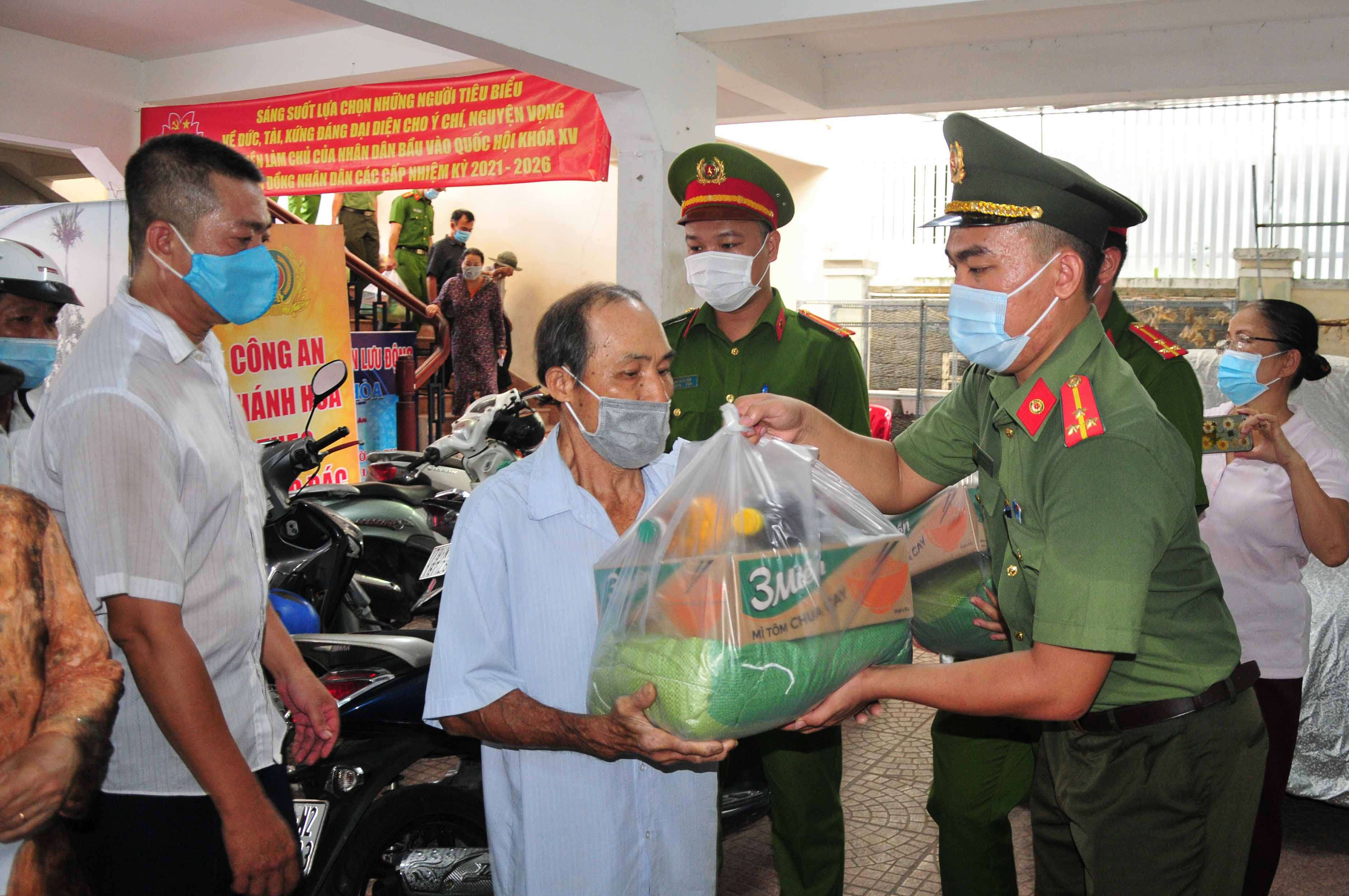 Các phần quà là gạo, mì tôm, nhu yếu phẩm... được trao tận tay người dân