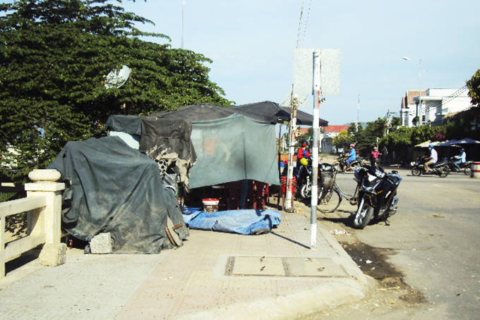 Buôn bán chiếm hành lang đi bộ