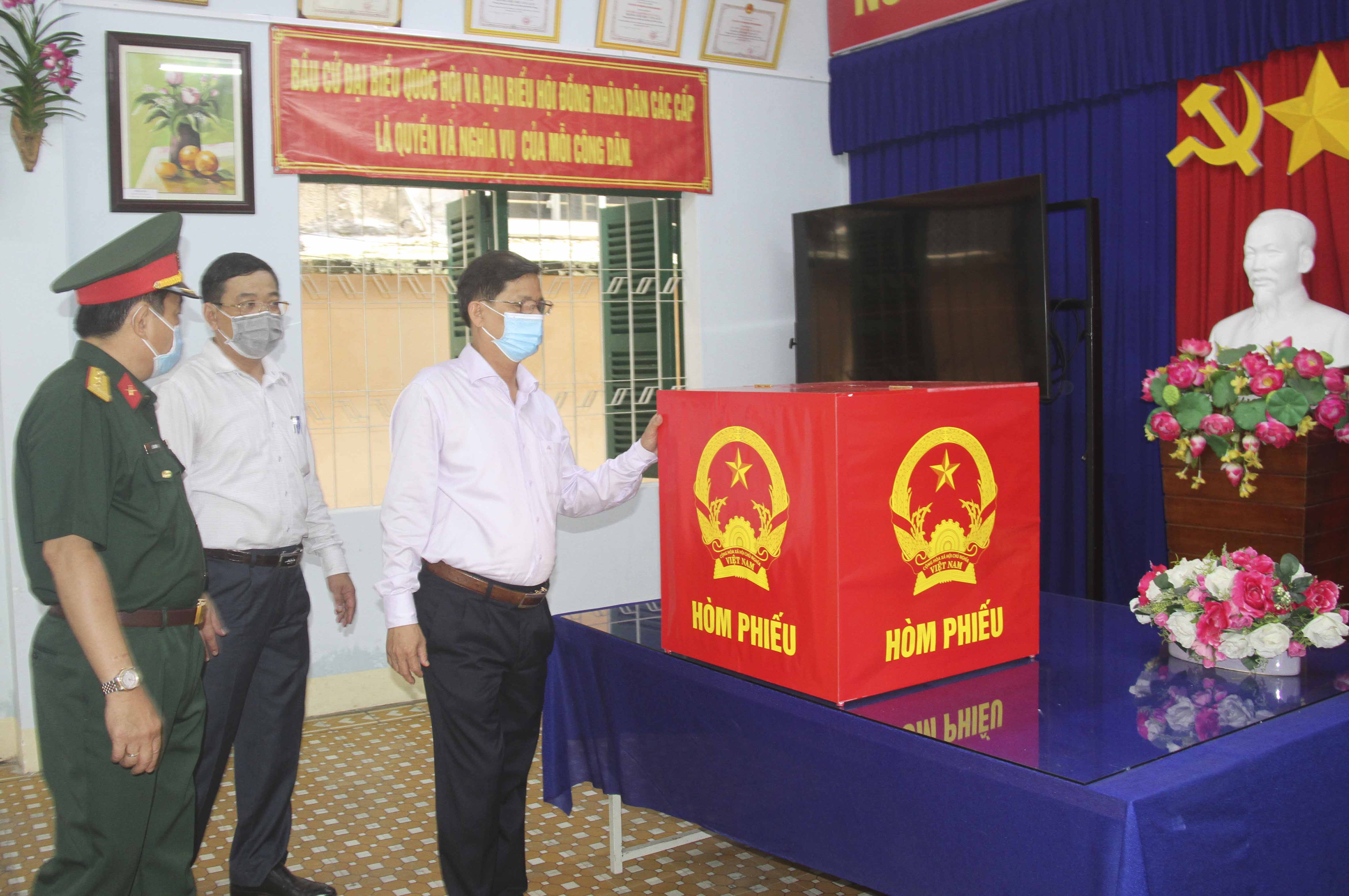 Chủ tịch UBND tỉnh Khánh Hòa kiểm tra công tác chuẩn bị bầu cử tại TP. Nha Trang