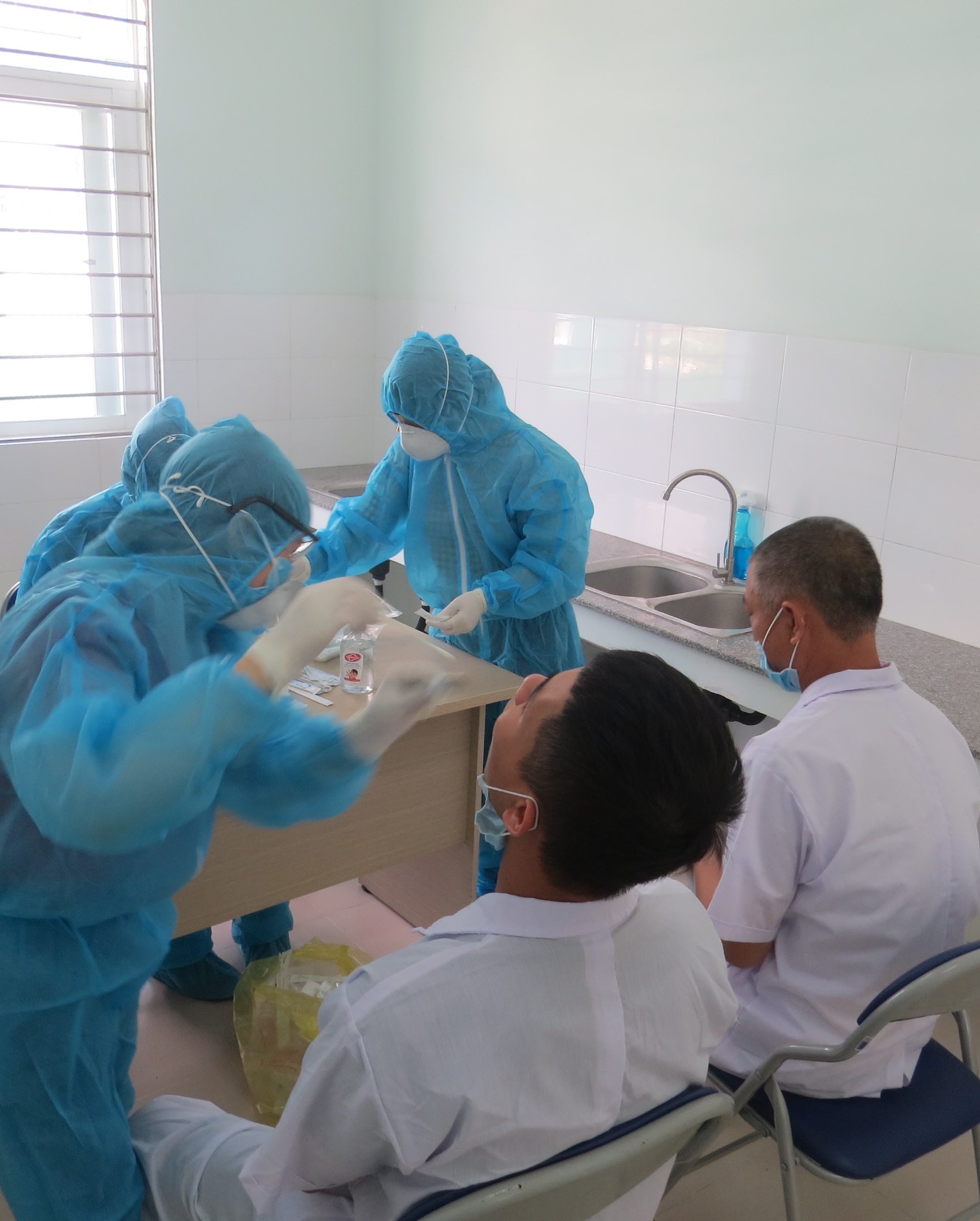 Cán bộ Y tế Trung tâm Kiểm soát bệnh tật tỉnh Khánh Hoà đang lấy mẫu bệnh phẩm cho các thuyền viên