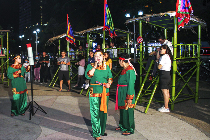 Trình diễn nghệ thuật hô hát bài chòi dân gian ở TP. Nha Trang. (Ảnh chụp trước ngày 1-5). 