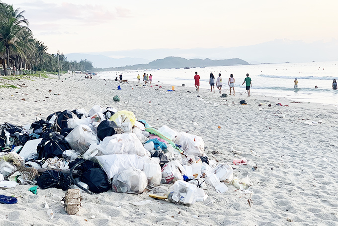 Nhiều rác trên bãi biển