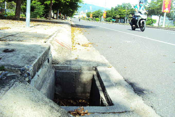 Nhiều nắp chắn rác bị mất