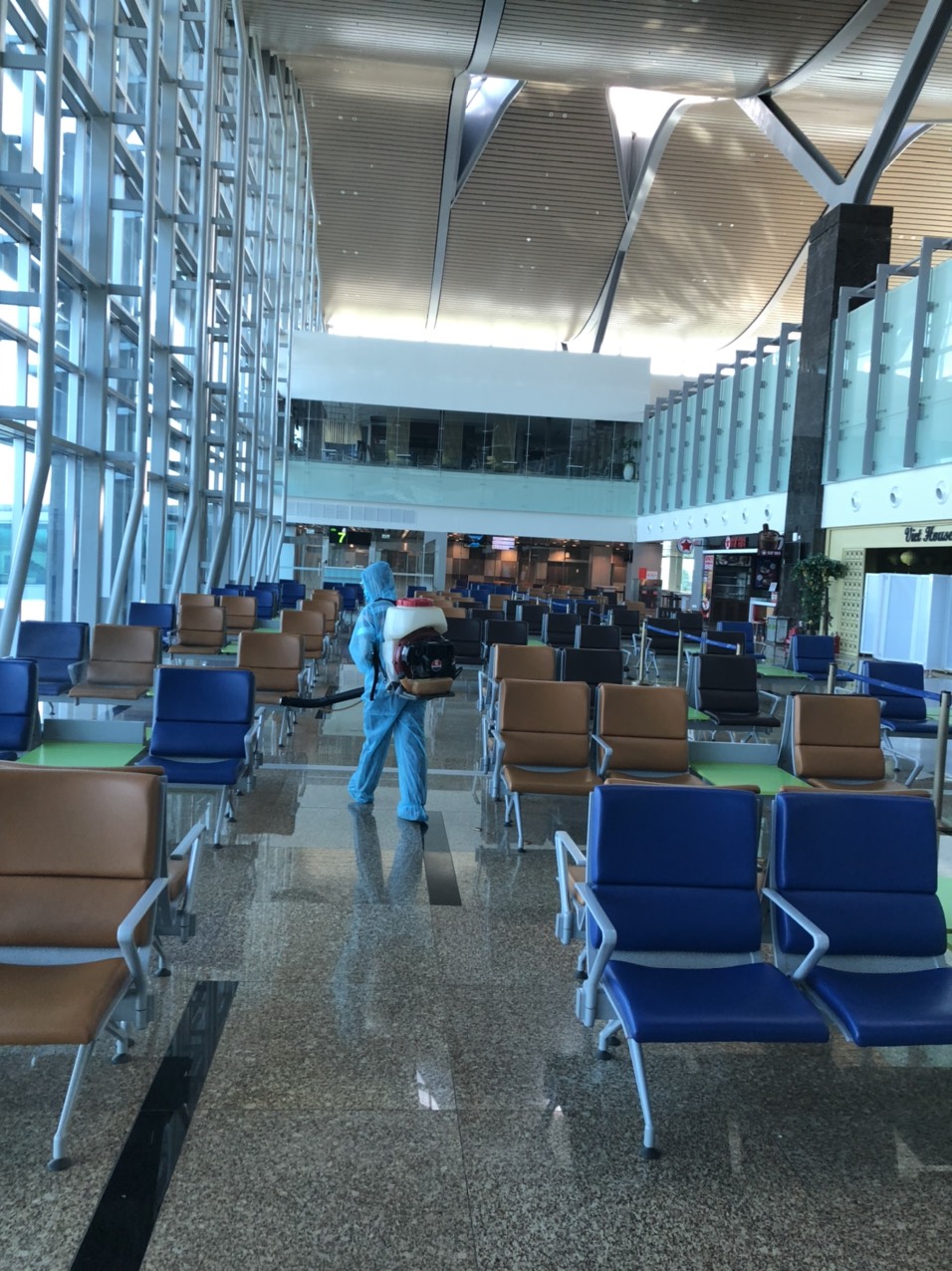 Khử khuẩn khu vực Sân bay quốc tế Cam Ranh sau khi đưa công dân nhập cảnh về khu cách ly