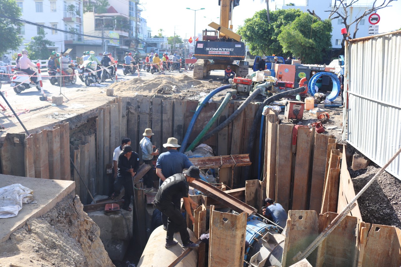 Các nhân công vẫn đang khắc phục sự cố tuyến ống DN900 trên đường 23-10 sáng 19-5.