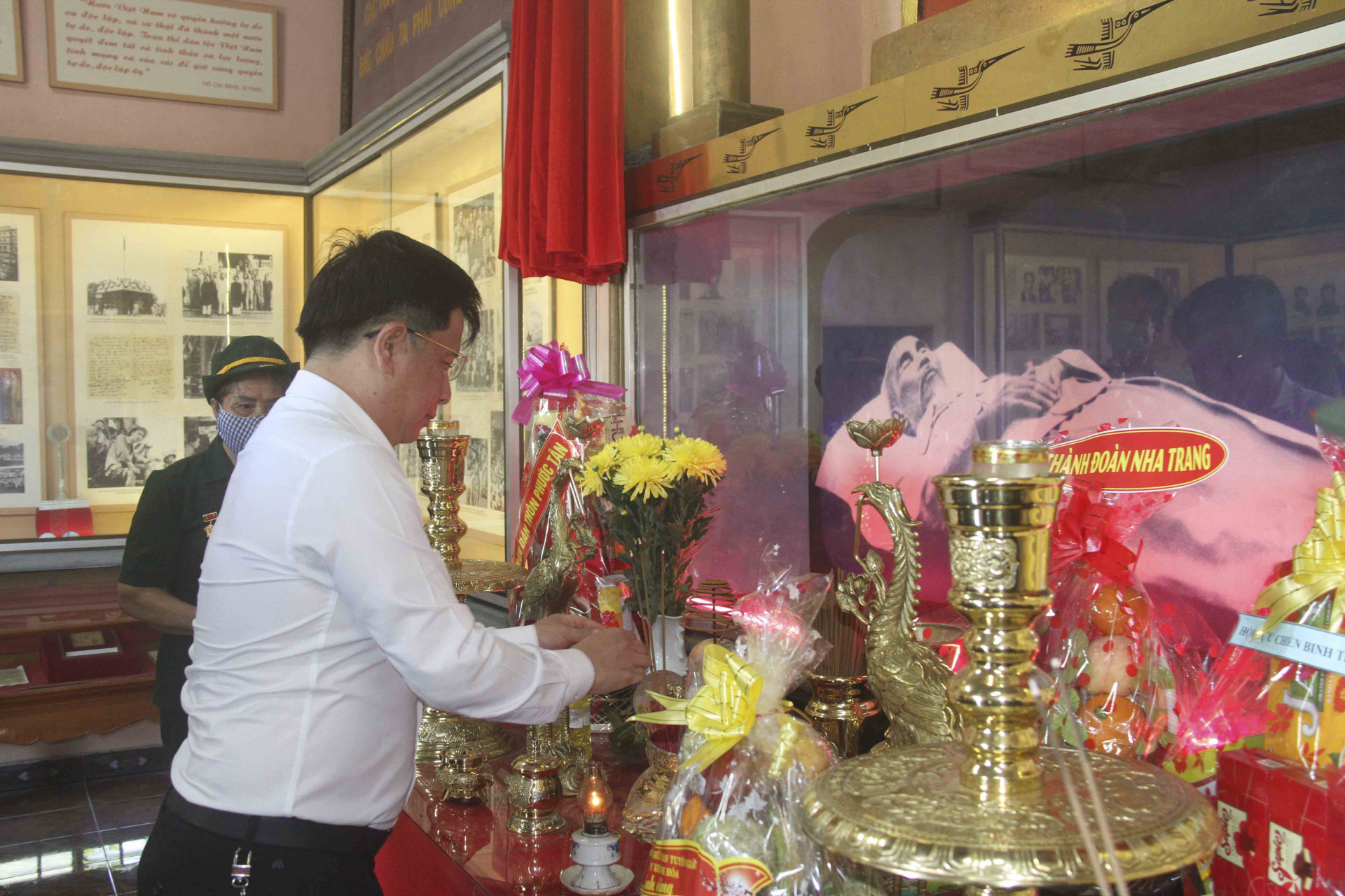  Ông Hồ Văn Mừng dâng hương tưởng nhớ công ơn của Chủ tịch Hồ Chí Minh tại Khu tưởng niệm Chủ tịch Hồ Chí Minh của gia đình ông Bùi Xuân Phước