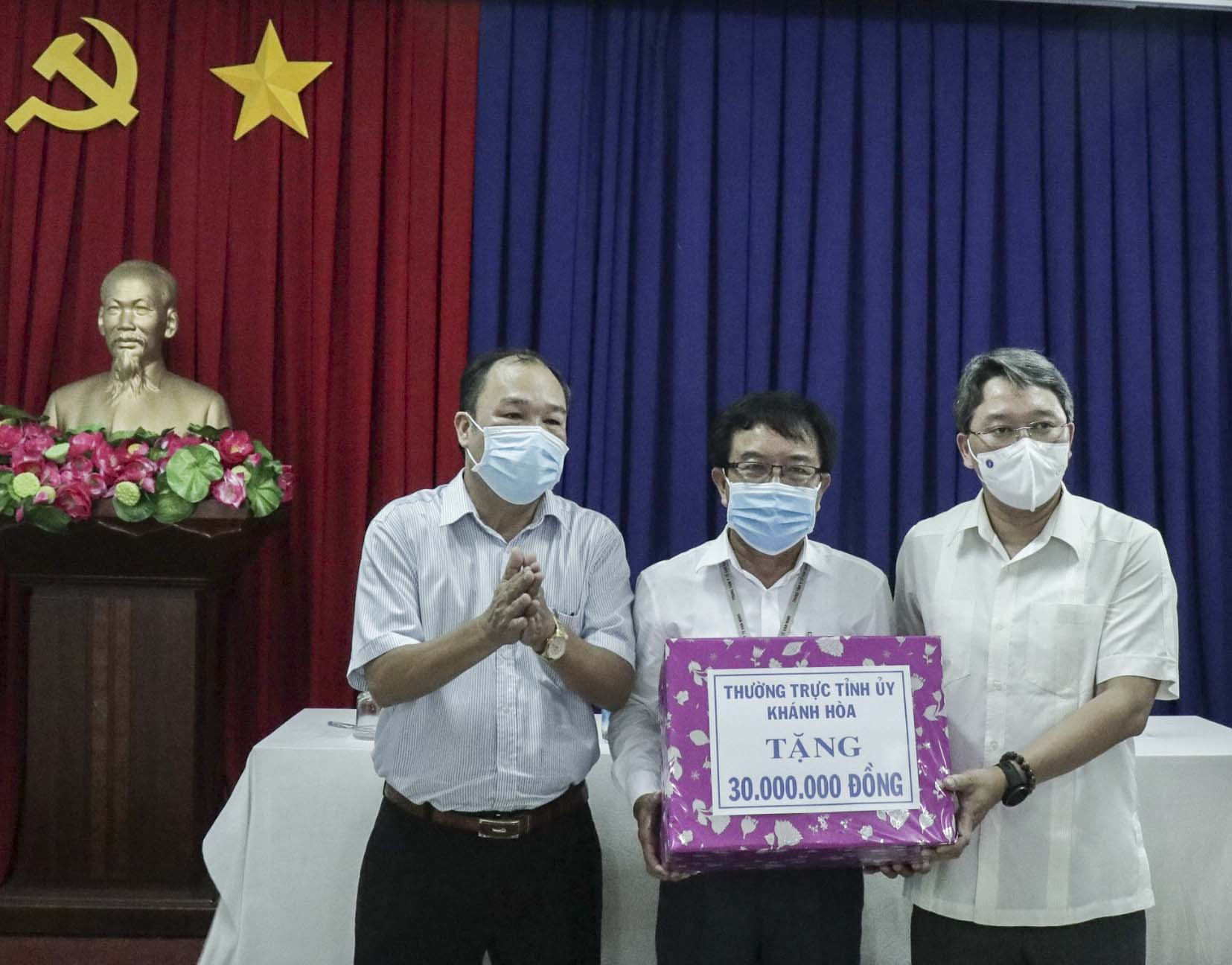 Ông Nguyễn Hải Ninh trao quà cho Trung tâm y tế huyện Vạn Ninh.