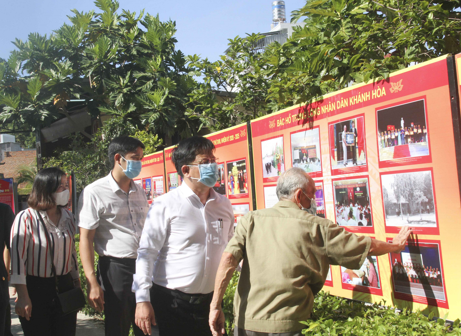 Ông Bùi Xuân Phước giới thiệu với ông Hồ Văn Mừng một số hình ảnh về  Kết quả học tập và làm theo lời Bác của Đảng vộ và nhân dân Khánh Hòa được trưng bày ở Khu tưởng niệm 