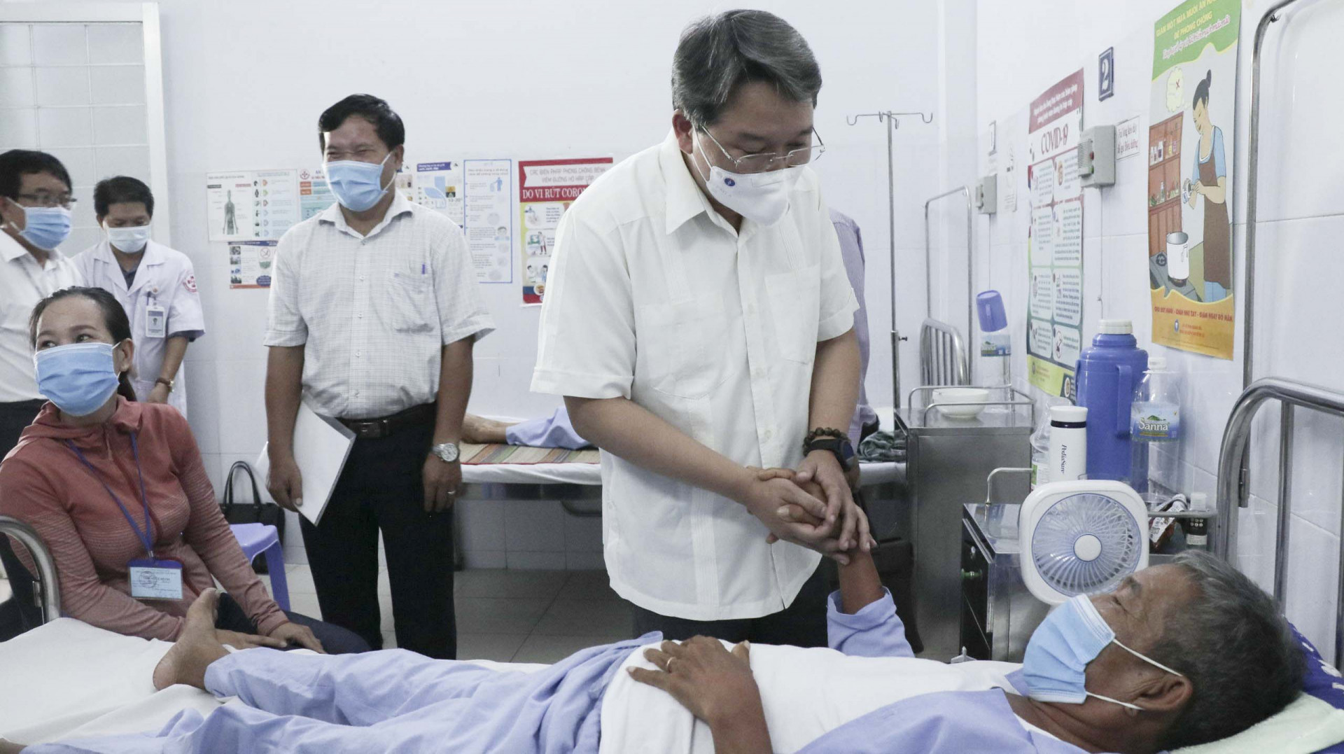 Ông Nguyễn Hải Ninh thăm hỏi bệnh nhân tại Trung tâm y tế huyện.