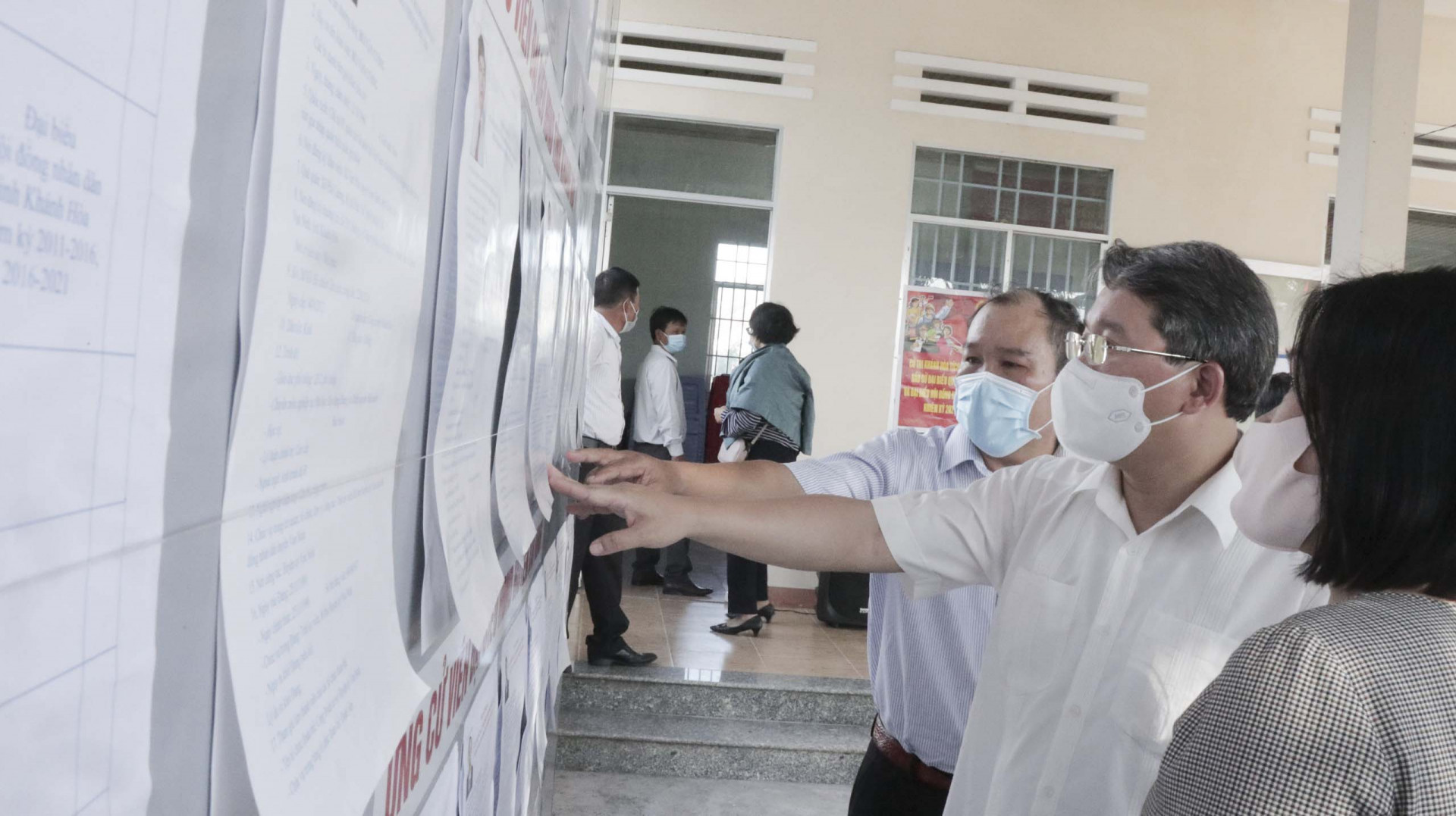 Ông Nguyễn Hải Ninh kiểm tra công tác bầu cử tại xã Vạn Thắng.